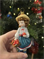 Девушка с корзиной яблок 4923K00