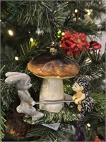 Ёж и заяц пилят гриб. 4929K00